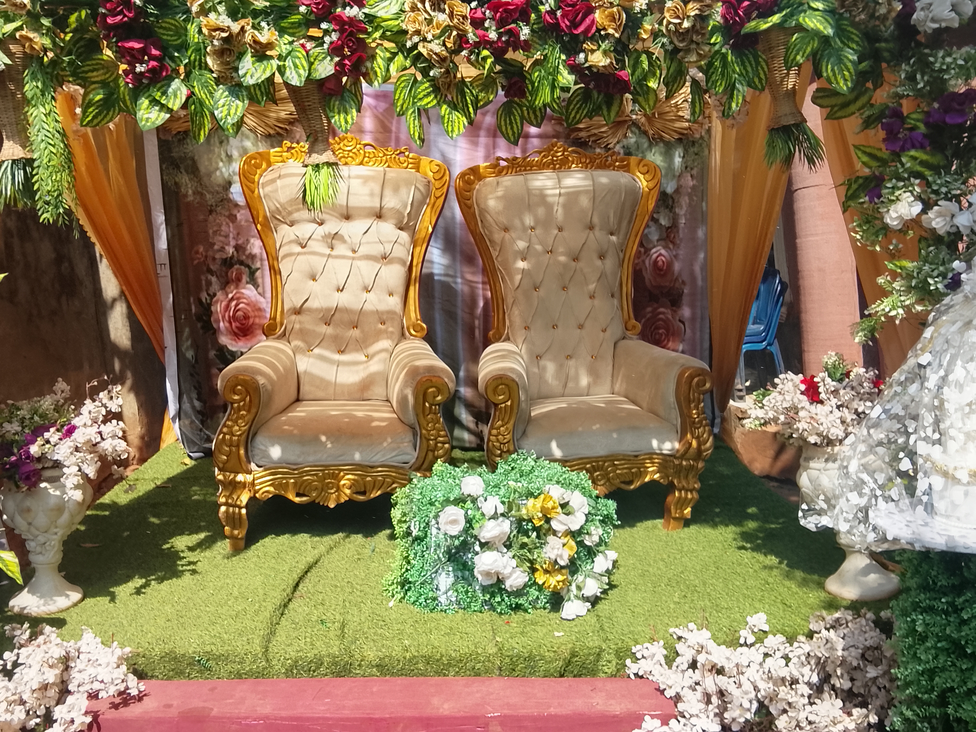 Traditional And White Wedding Exterior Decoration